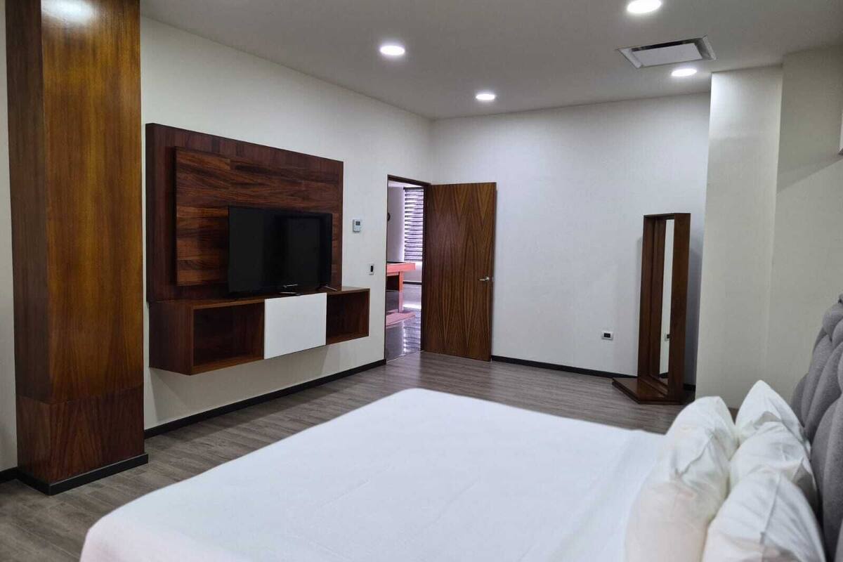Penthouse Cao cấp | Két bảo mật tại phòng, bàn, bàn ủi/dụng cụ ủi quần áo 