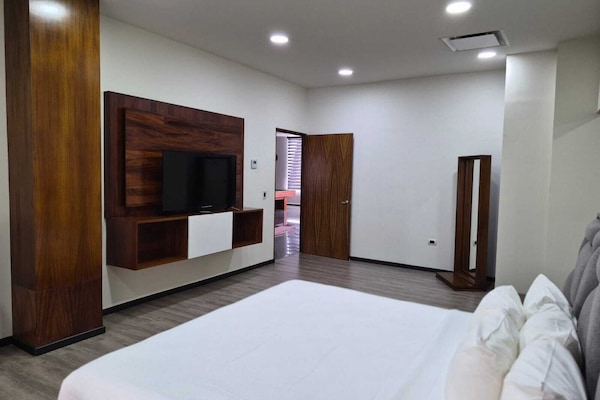 Caja de seguridad en la habitación y escritorio