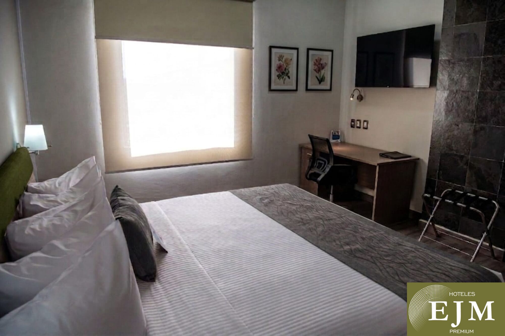 Standard Room, 1 King Bed, Non Smoking, City View | In-room safe, desk, iron/ironing board, free WiFi