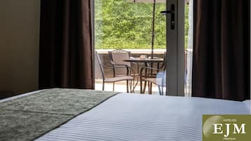 Coffre-fort, bureau, fer et planche à repasser, accès au Wi-Fi (inclus)