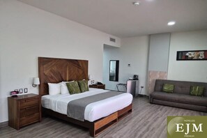 Deluxe Studio Suite, Non Smoking, Housekeeping | In-room safe, desk, iron/ironing board, free WiFi - Hoteles EJM Premium (Irapuato)