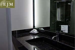 Shower, hair dryer, slippers, towels - Hoteles EJM Premium (Irapuato)