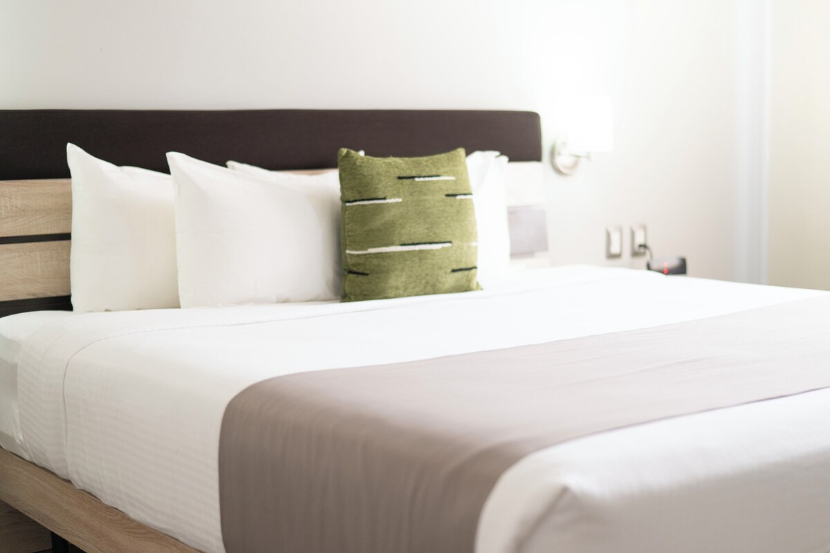 Habitación estándar, 1 cama de matrimonio grande | Caja fuerte, escritorio, tabla de planchar con plancha y wifi gratis