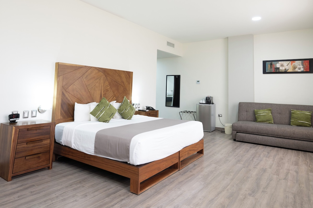 Suite prèmium, 1 llit de matrimoni gran i sofà llit, vistes a la ciutat | Caixa forta a l'habitació i escriptori