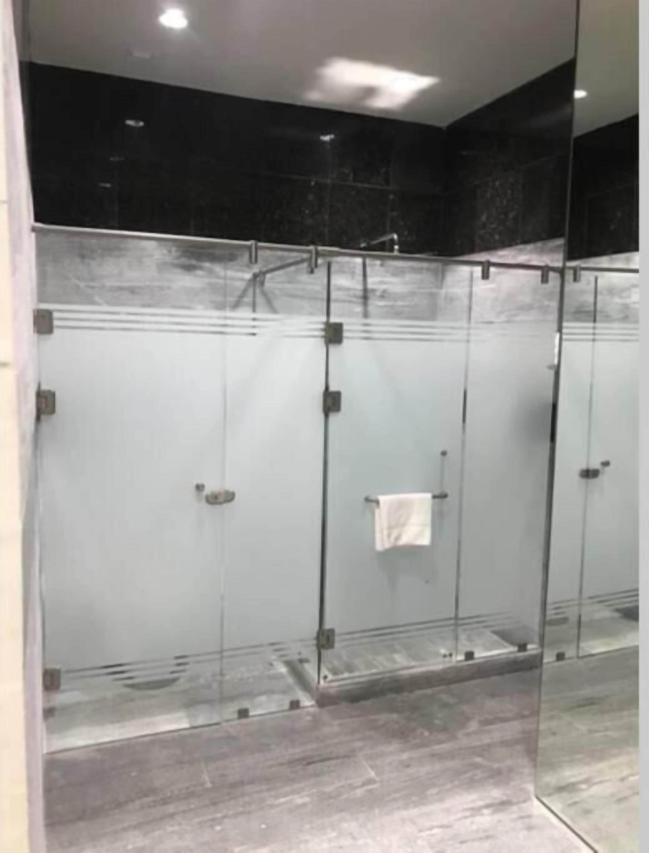 Suite de lujo | Baño | Regadera, secadora de cabello, pantuflas, toallas 