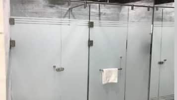 Suite de lujo | Baño | Regadera, secadora de cabello, pantuflas, toallas