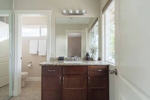 Bathroom - Wine Country Escape: Pool & Hot Tub. Fast WiFi (Santa Rosa)