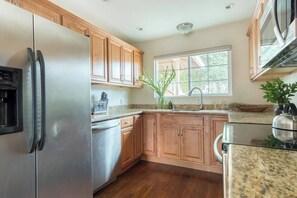 Private kitchen - Wine Country Escape: Pool & Hot Tub. Fast WiFi (Santa Rosa)