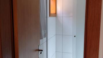 Salle de bain | Sèche-cheveux, serviettes fournies, savon, papier toilette