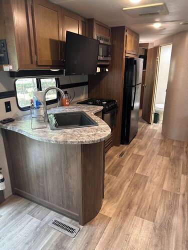 Cozy Woodland RV Retreat in Clifton Texas on Beautiful Lake Whitney!