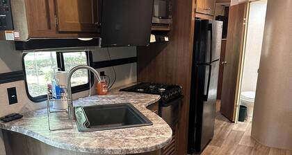 Cozy Woodland RV Retreat in Clifton Texas on Beautiful Lake Whitney!