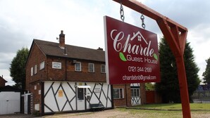 Una casa de huéspedes llamada 'Charde Guest House', con número de contacto y dirección de correo electrónico.