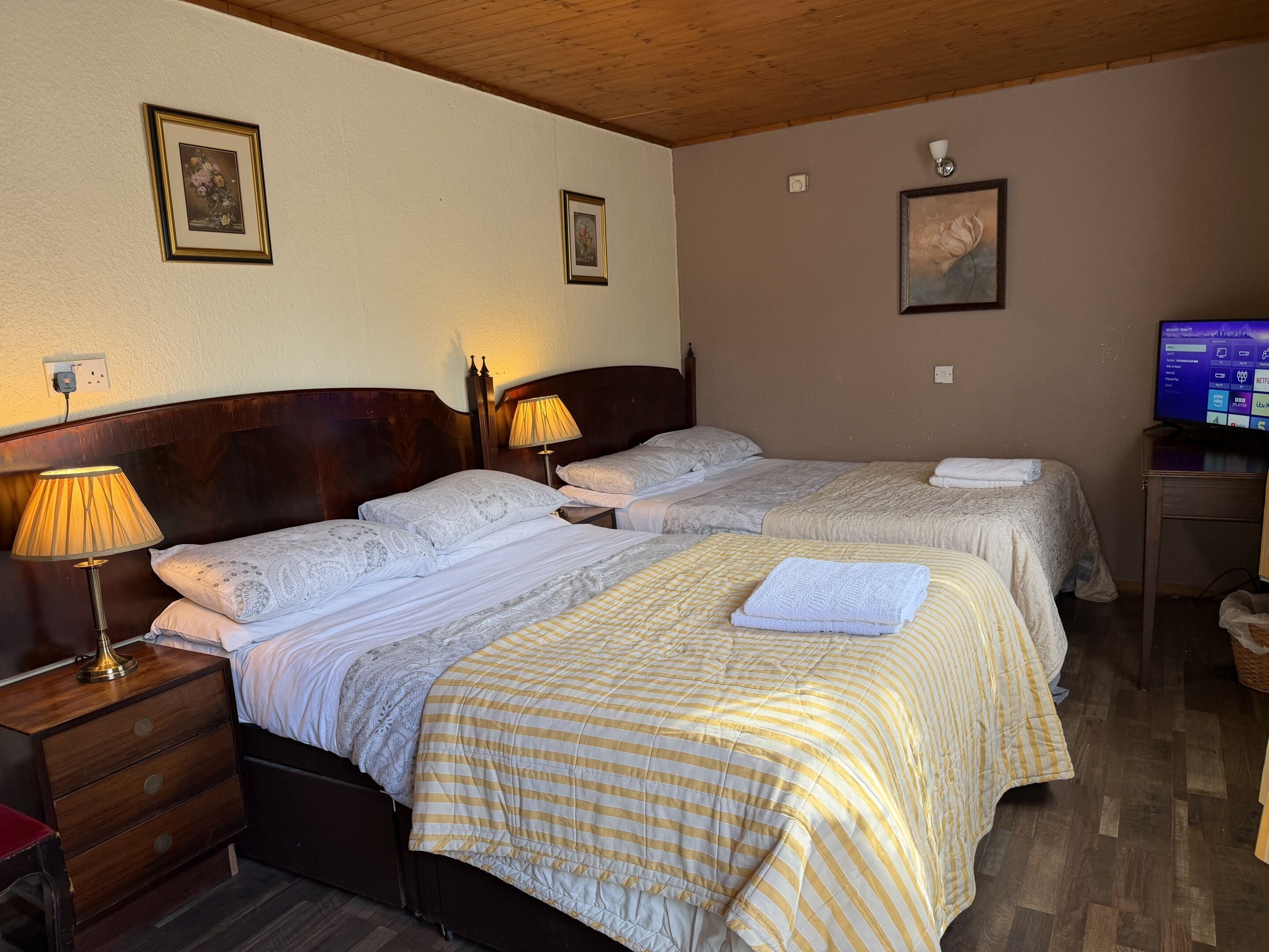 Firemannsrom – comfort, eget bad, hageutsikt (Quadruple Family Room) | Strykejern/-brett og wi-fi (inkludert)