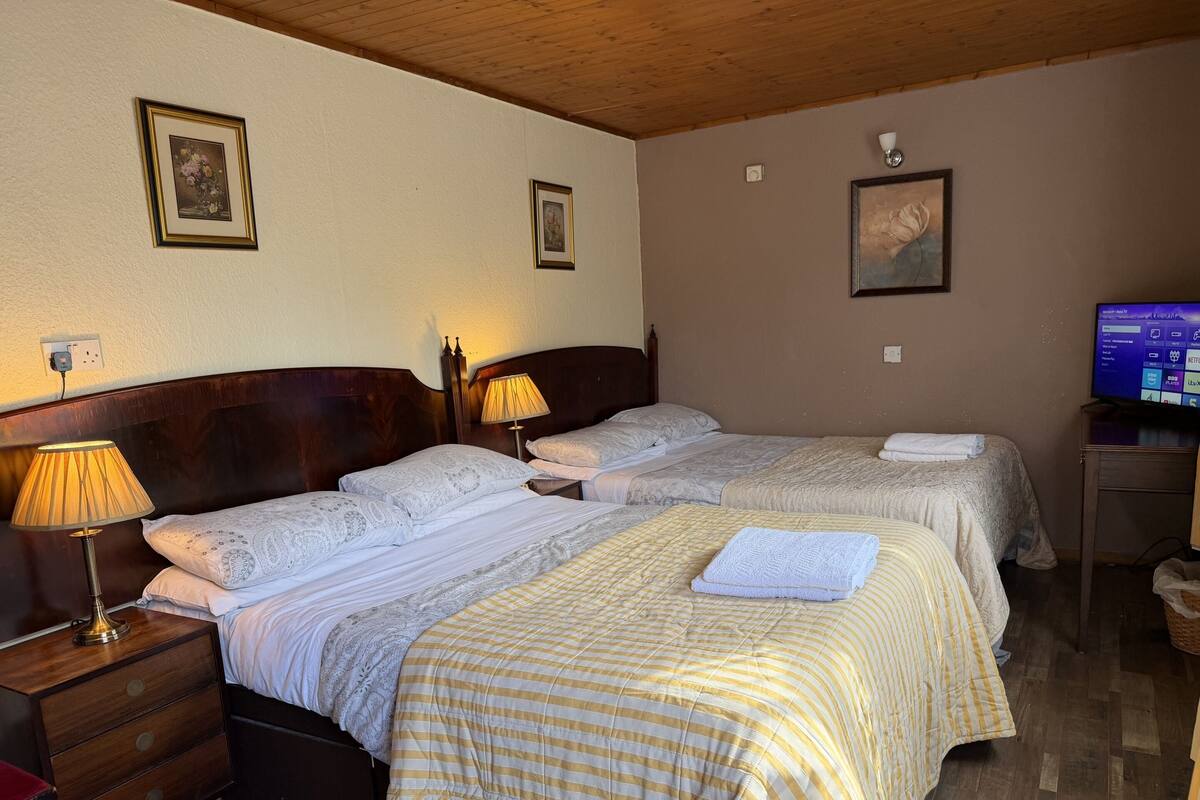 Comfort Quadruple Room, Ensuite, Garden View (Quadruple Family Room) | Iron/ironing board (on request), WiFi (free), bed sheets