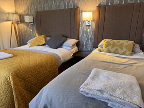 Family Room, Garden View | Iron/ironing board, free WiFi - Charde Guest House (Birmingham)