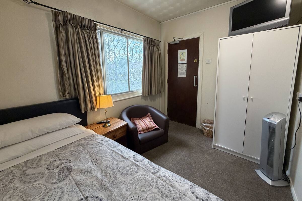 Basic Single Room, Private Bathroom, Garden View | Iron/ironing board (on request), WiFi (free), bed sheets