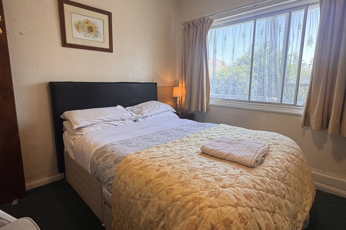 Double Room, Private Bathroom, Garden View | Iron/ironing board (on request), WiFi (free), bed sheets