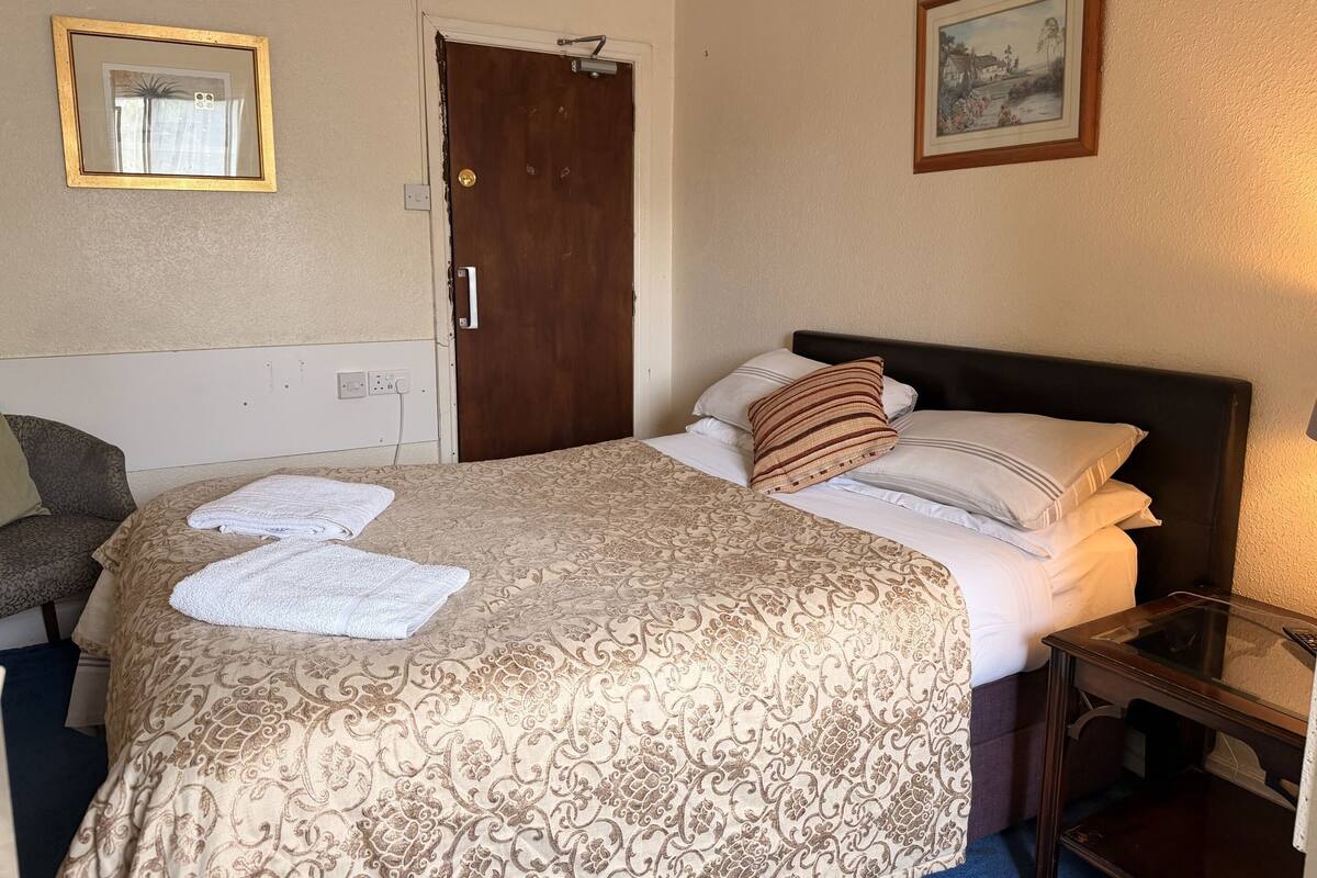 Comfort Double Room, Ensuite, Garden View | Iron/ironing board (on request), WiFi (free), bed sheets