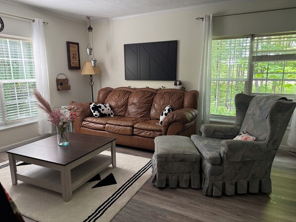 Living area - Rustic Horse-Farm Stay on 7 Acres, Lake Erie, Nature, Horses and More. (Ashtabula)