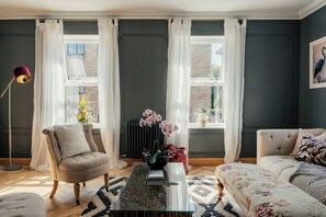 Living area - Gorgeous Central 2BR Apt + Free Parking I Walk to town (Harrogate)