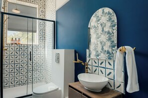 Bathroom - Gorgeous Central 2BR Apt + Free Parking I Walk to town (Harrogate)