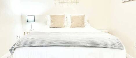 Tabla de planchar con plancha, wifi, ropa de cama