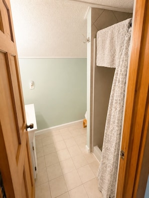 Ein Badezimmer mit Dusche, Toilette und Waschbecken.
