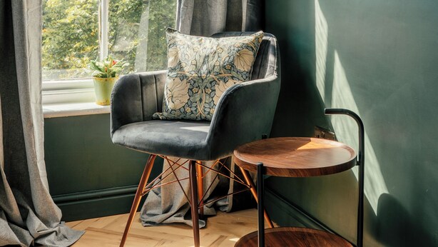 A room with a window, a chair, a small table, and a potted plant. - Spacious Central Duplex, Walk to town + 2x Parking (Harrogate)