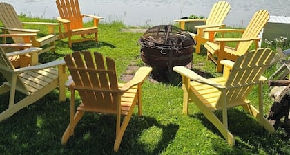 Lemon Drop Point: Cozy 2-bedroom cottage on Little Long Lake