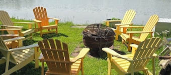 Lemon Drop Point: Cozy 2-bedroom cottage on Little Long Lake