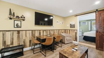 Kondominium, Beberapa Tempat Tidur, Hewan Peliharaan Dilarang (Deer Meadow Lodge) | Tempat makan