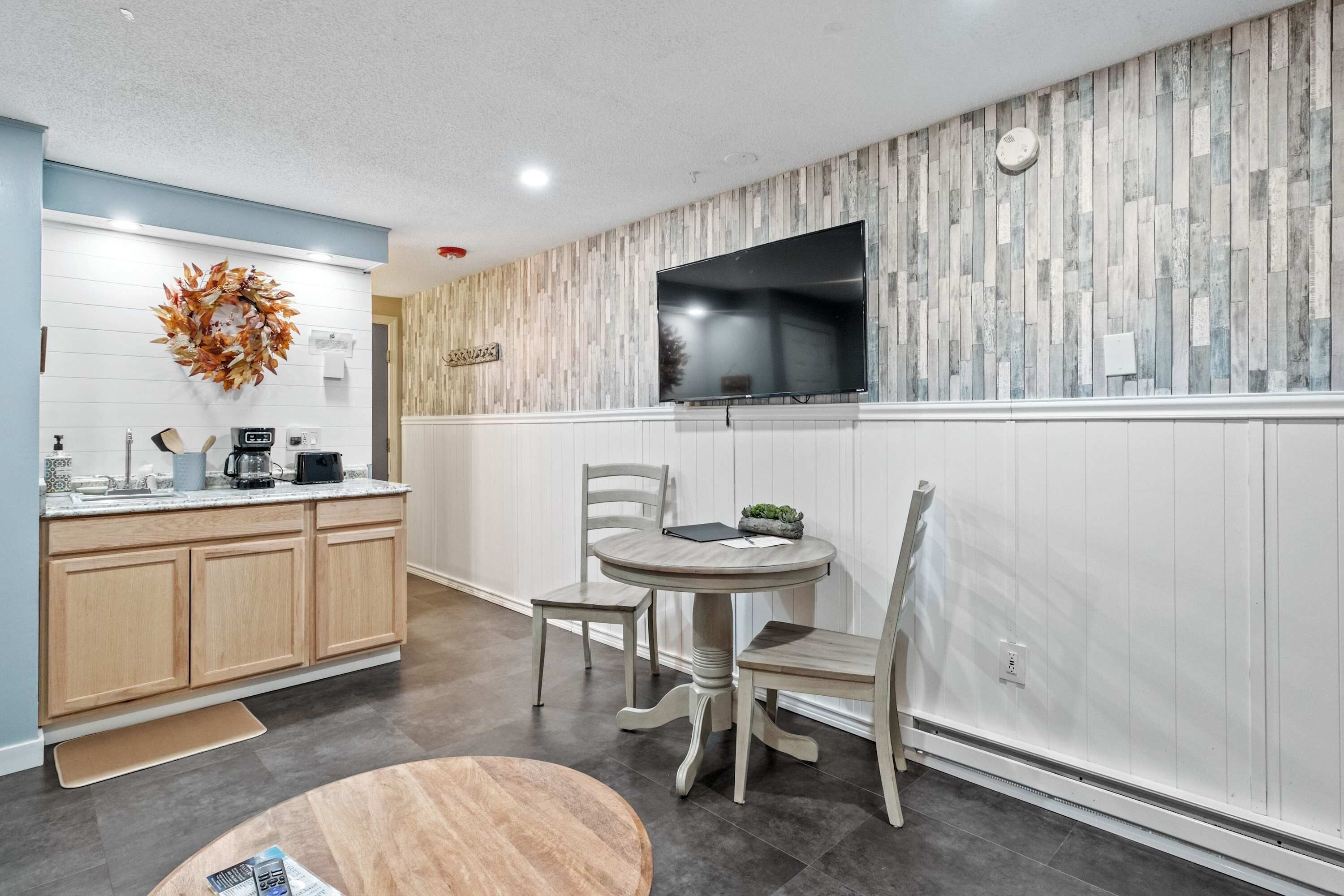 Condo, 1 King Bed, Kitchen, Mountain View (White Mountain Retreat) | Dining