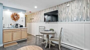 Condo, 1 King Bed, Kitchen, Mountain View (White Mountain Retreat) | Dining