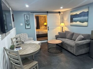 Condo, 1 King Bed, Kitchen, Mountain View (White Mountain Retreat) | Living area - Eastern Inn White Mountain Retreat (North Conway)