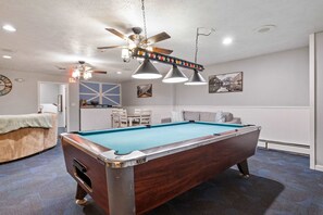 Game room - Eastern Inn Hemlock Hideout (North Conway)
