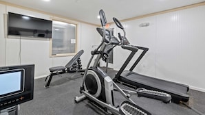 Una palestra con tapis roulant, ellittiche e cyclette.