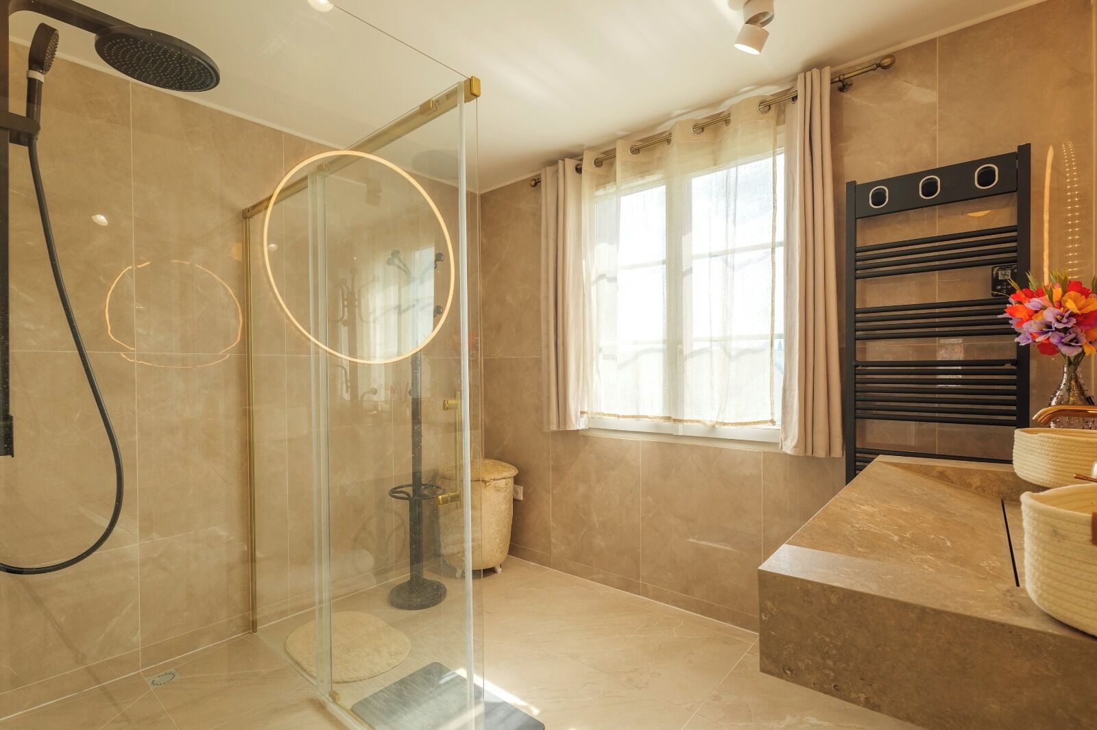 Douche, sèche-cheveux, serviettes fournies, savon