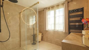 Douche, sèche-cheveux, serviettes fournies, savon