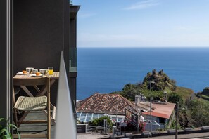 Outdoor dining - Calheta Hills V – Sea View and Pool in Calheta (Estreito da Calheta)