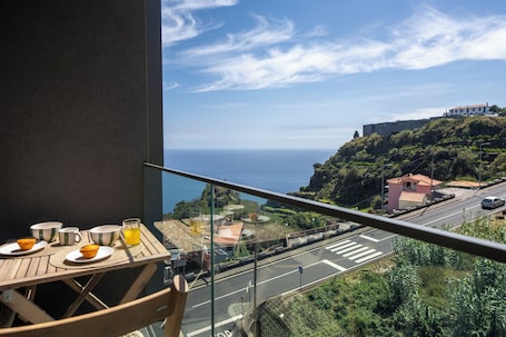 Outdoor dining. Calheta Hills V – Sea View and Pool in Calheta