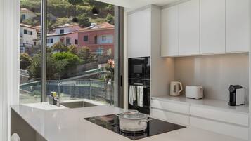 Refrigerador, microondas, horno, placa de cocina