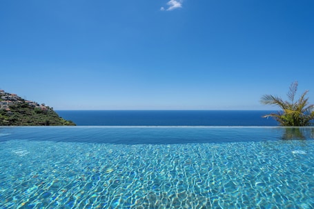 Pool. Calheta Hills V – Sea View and Pool in Calheta