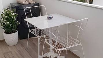 Apartment, 1 Bedroom, Accessible, Smoking | Outdoor dining