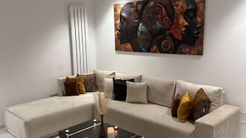 Apartment, 1 Bedroom, Accessible, Smoking | Living room