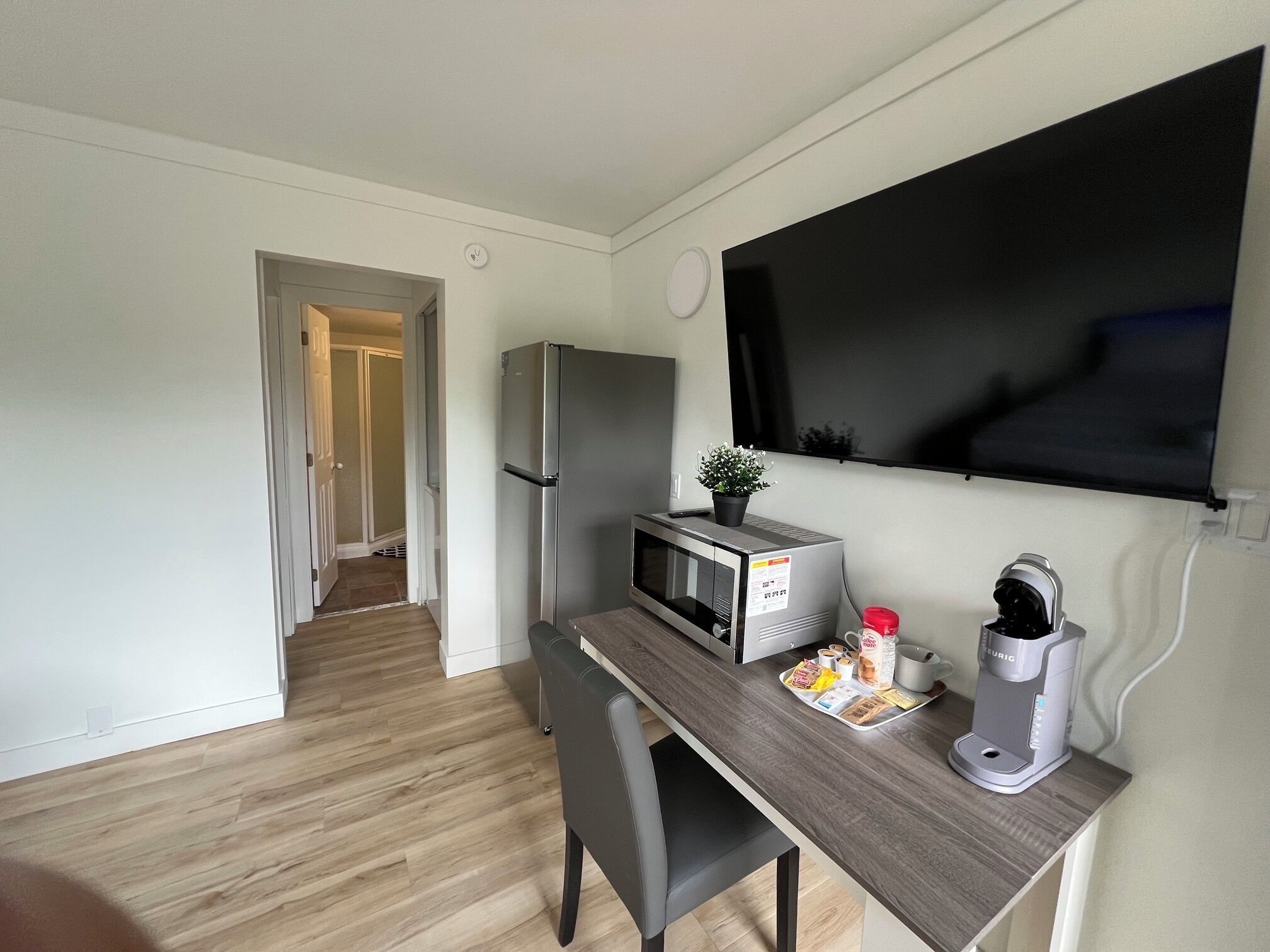 Escritorio, espacio para trabajar con laptop y wifi gratis 