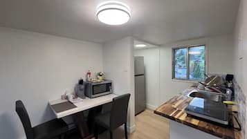 Deluxe Suite, Multiple Beds, Lake View | Private kitchen