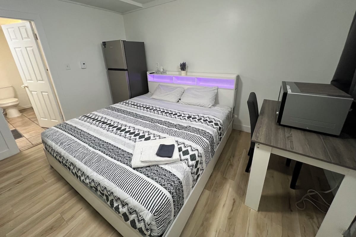 Deluxe Studio, 1 King Bed, Courtyard View | Desk, laptop workspace, WiFi (free)