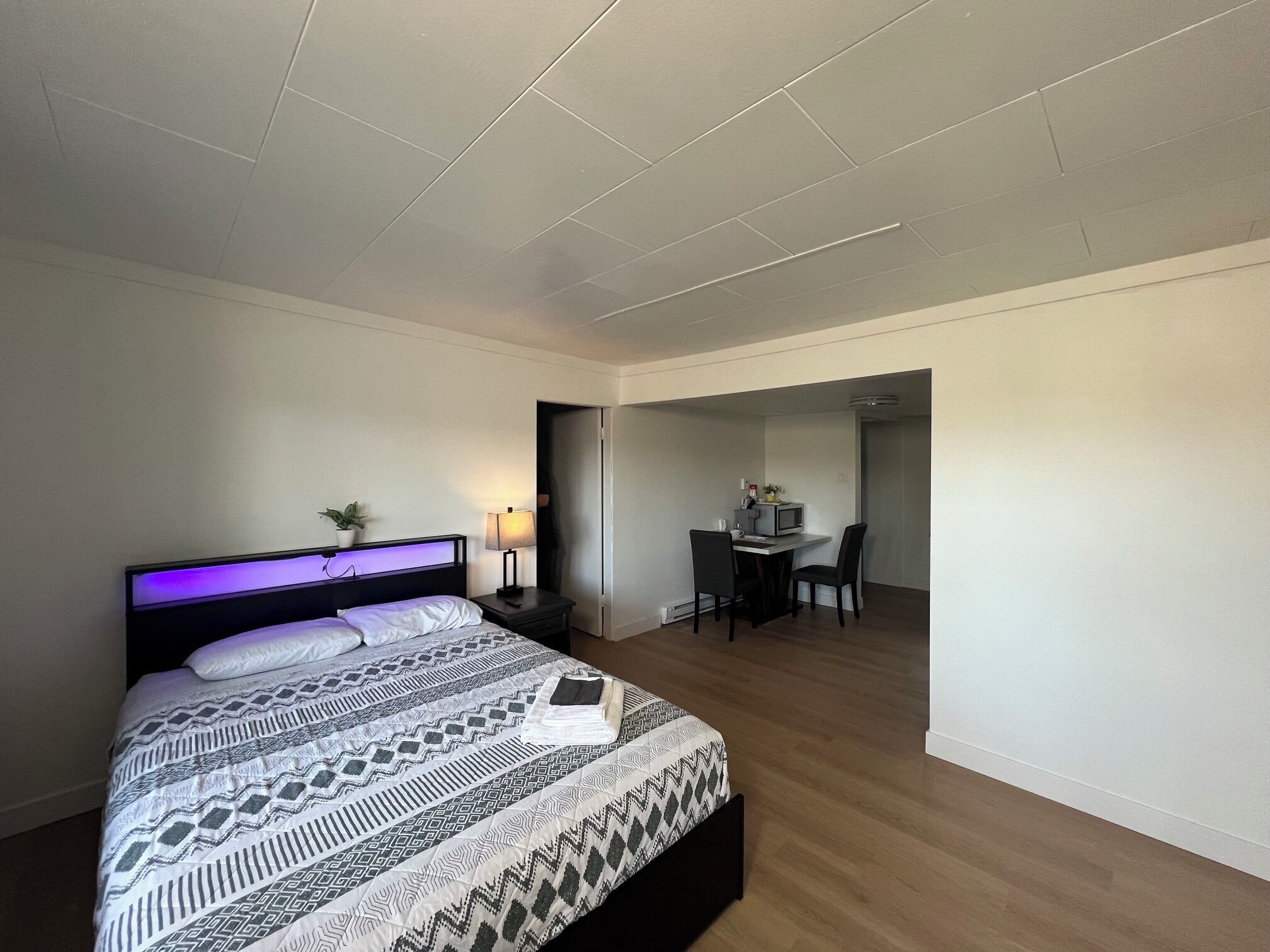 Deluxe Suite, Multiple Beds, Lake View | Living area