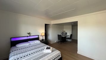 Deluxe Suite, Multiple Beds, Lake View | Living area
