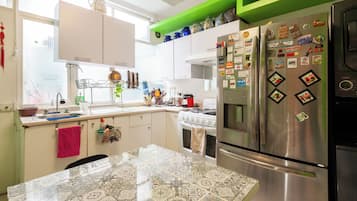 Refrigerador, microondas, horno y utensilios de cocina